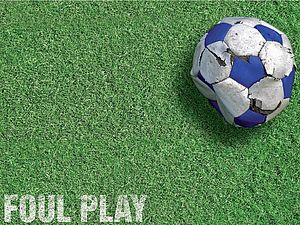 Auf grünem Rasen liegt ein kaputter Fußball. Darunter als Text "Foul Play"
