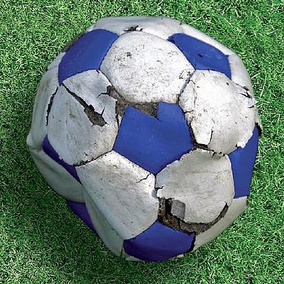 Auf grünem Rasen liegt ein kaputter Fußball. Darunter als Text "Foul Play"