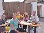 BesucherInnen sitzen um einen Tisch beim Weltladenfest Lanzenkirchen