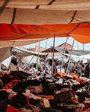 Altkleider auf großen Haufen auf einem Markt