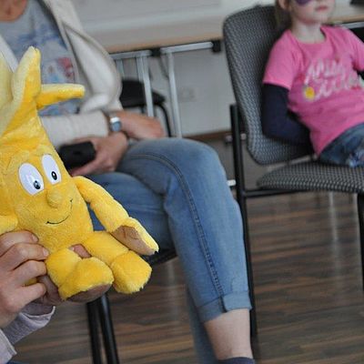 Bananenstofftier bei einem Kindergartenworkshop zum Thema Fair Trade 