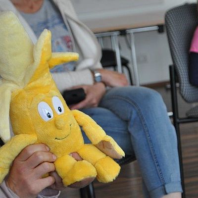 Bananenstofftier bei einem Kindergartenworkshop zum Thema Fair Trade 