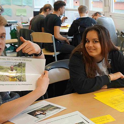 SchülerInnen in einem Klassenzimmer bei dem Workshop "Mein Beitrag zum Weltklima"