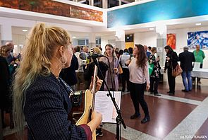 Sängerin mit Gitarre bei der Eröffnung der Schwerpunktwochen 2019