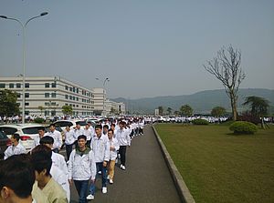 SchülerInnen als ArbeiterInnen in Zwangspraktika auf dem Weg zur Arbeit in der Quanta Fabrik in Chongqing © SACOM