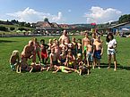 Gruppenfoto der TeilnehmerInnen beim FAIRienspiel im Freibad in Krumbach