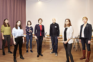 Teilnehmer*innen der Pressekonferenz mit Amnesty International, Greenpeace, Südwind, Klimaaktivistinnen und Verkehrsexpertin Barbara Laa