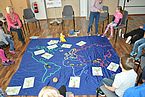 Eine ausgebreitete Weltkarte beim Bananenworkshop