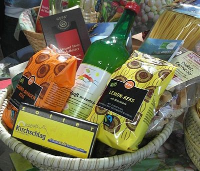 Korb gefüllt mit fairen Produkten 