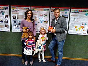 BesucherInnen bei der FAIRE WELT-Ausstellung