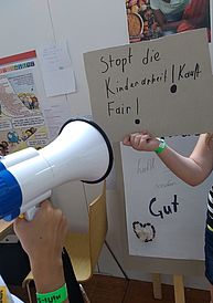 Schild gegen Kinderarbeit Kinderstadt Salzburg