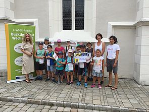 Ingrid Schwarz von Südwind, Gemeinderätin und Bildungswerk-Leiterin Petra Czerwenka und Monika Schneider von Südwind mit Kindern aus Kirchschlag