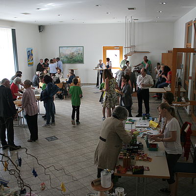 BesucherInnen bei dem Faireren Kirtag in Walpersbach