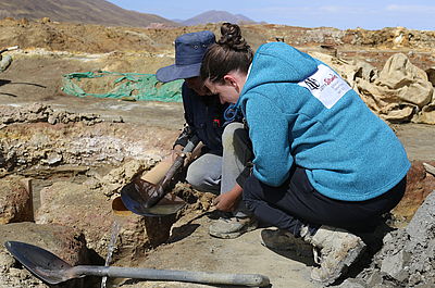 Südwind Mitarbeiterin Isabella Szukits in Bolivien beim Zinnabbau 
