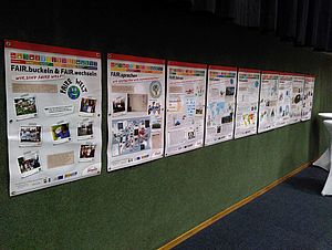 Informationsplakate bei der FAIRE WELT-Ausstellung