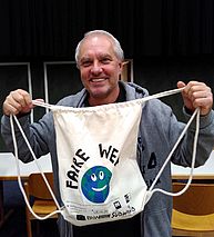 LEADER Manager Franz Piribauer mit einem „FAIRE WELT“- Turnbeutel