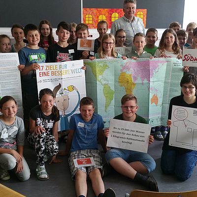 SchülerInnen der NMS Lichtenegg bei einem Workshop zu globalen Problemen 
