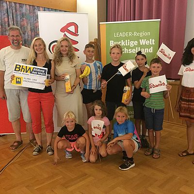 Kinder und Veranstalter beim FAIRienkino im Pfarrheim Lanzenkirchen