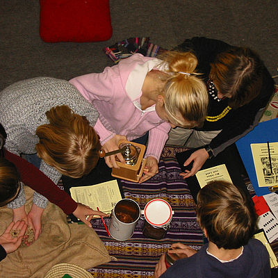 Mehrere SchülerInnen bei einem Workshop