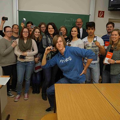 SchülerInnen beim Workshop "Die Geschichte meines Handys", auch Lehrpersonal dabei