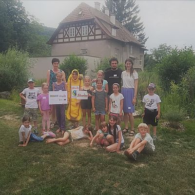 Tim Proy und Marlies Bauer von Südwind Niederösterreich mit Kindern beim FAIRienspiel in Seebenstein