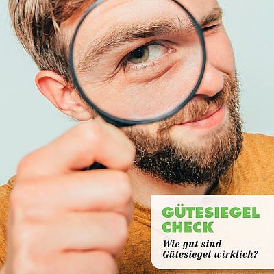 Mann hält sich eine Lupe vor das Auge. Darunter als Text "Gütesiegel Check"