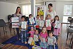 Kinder mit Zeichnungen beim Bananenworkshop 2016