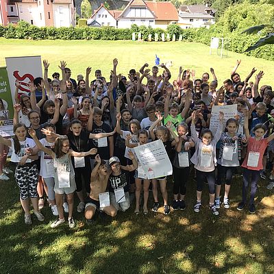 SchülerInnen bei der FAIRienspiel-Tour im Freibad Aspang