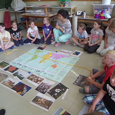 SchülerInnen der VS Zöbern bei einem Workshop zu Mode, Baumwolle und mehr 