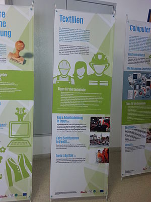 Informationsbanner zum Thema Textilien bei der Ausstellung "Gemeinden – Globalisierung – Engagement"