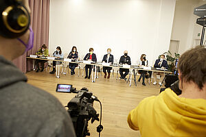 Teilnehmer*innen der Pressekonferenz mit Amnesty International, Greenpeace, Südwind, Klimaaktivistinnen und Verkehrsexpertin Barbara Laa