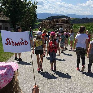 Kinder beim Geocaching in der FAIRTRADE- und Klimabündnisgemeinde Lichtenegg