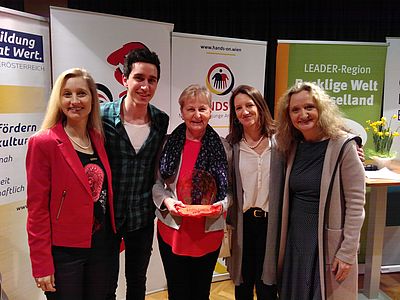 Edith Tippel, Musiker Luke Andrews, Anni Fassl, Margit Sauer und Ingrid Schwarz beim Fest der Freiwilligen 
