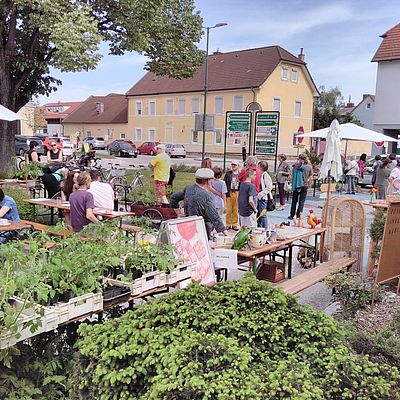 BesucherInnen beim Weltladenfest Lanzenkirchen