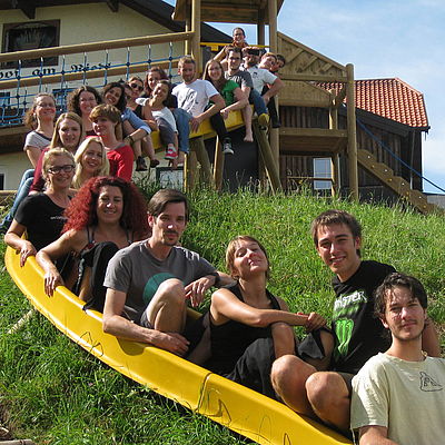 Foto von Südwind AktivistInnen auf einer Rutsche