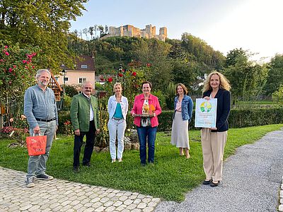 sechs Personen stehen im Freien in Kirchschlag