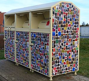 Bunt beklebter Altkleidercontainer