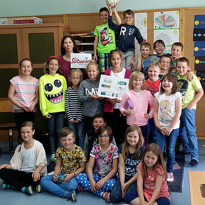 SchülerInnen der Volksschule Mönichkirchen beim Südwind-Workshop "Kann Fußball fair sein?" 